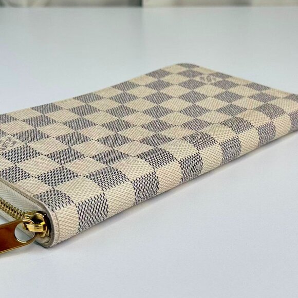 Louis Vuitton Damier Azur Zippy Wallet with Classic Checkerboard Design - Picture 5 of 8
